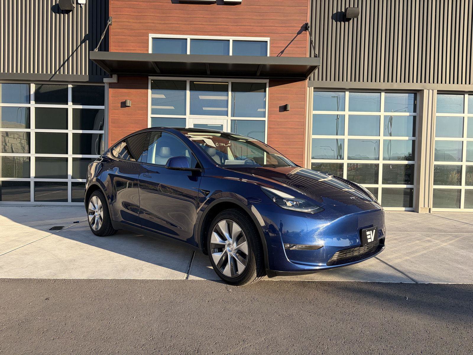 Used 2022 Tesla Model Y Long Range AWD/4WD image 2