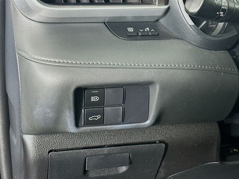 Used 2020 Toyota Highlander XLE FWD image 17