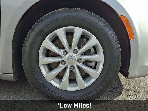 Used 2017 Chrysler Pacifica Touring-L image 10