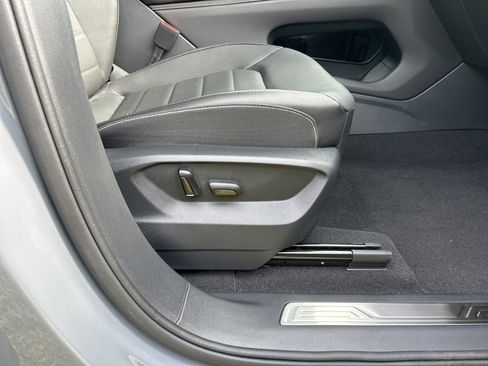 Used 2025 Volkswagen Atlas Cross Sport SEL image 37