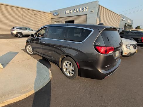 Used 2018 Chrysler Pacifica Touring Plus w/ Tire & Wheel Group FWD image 5