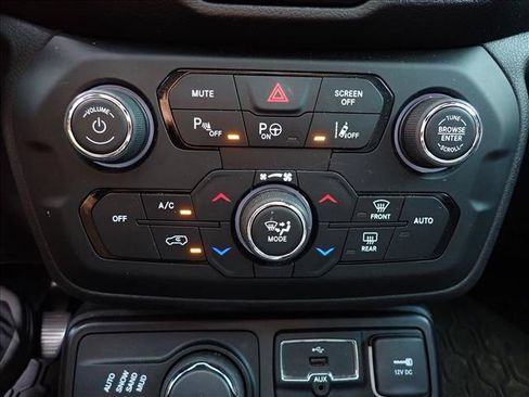 Used 2019 Jeep Renegade Limited w/ Quick Order Package 22P AWD/4WD image 11