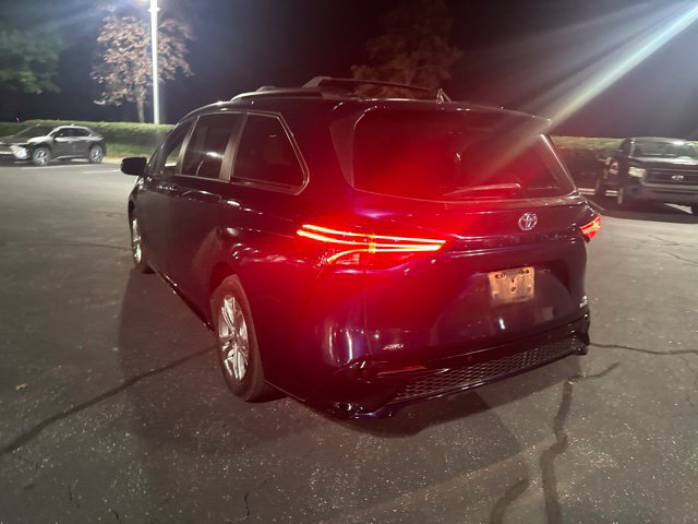 Used 2022 Toyota Sienna XSE w/ XSE Plus Package AWD/4WD image 7