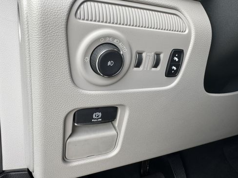 Used 2024 Jeep Wagoneer 2WD image 37