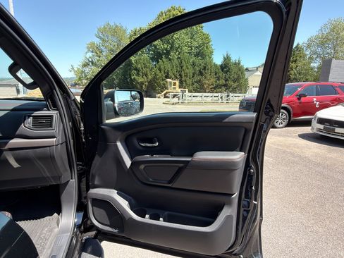Used 2024 Nissan Titan PRO-4X w/ Pro-4x Convenience Package image 17