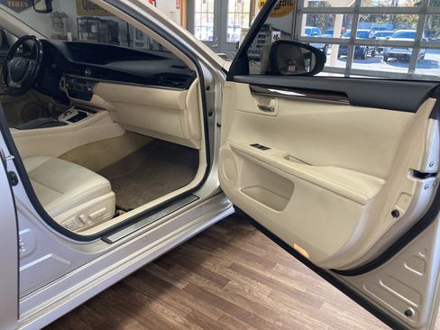 Used 2013 Lexus ES 350 w/ Luxury Pkg image 21