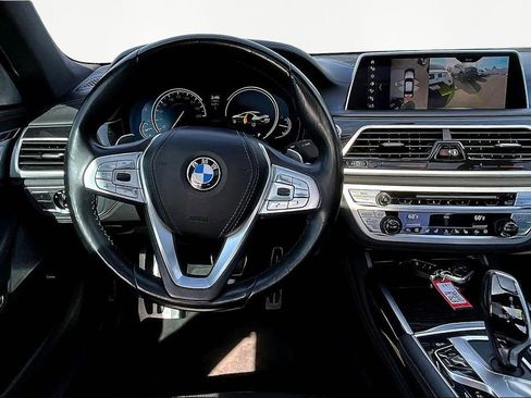 Used 2018 BMW 750i image 8