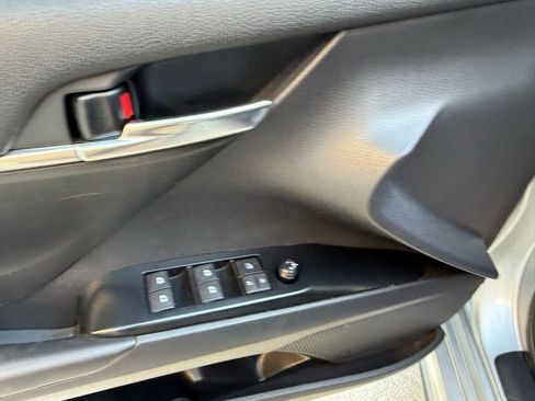 Used 2020 Toyota Camry SE image 10