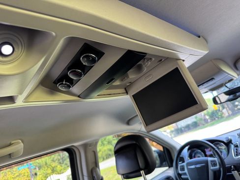 Used 2013 Chrysler Town & Country Touring image 16