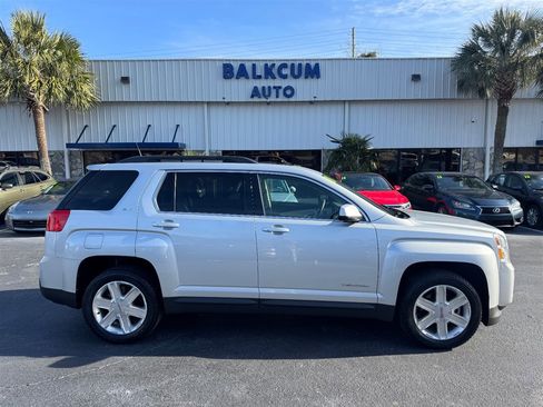 Used 2010 GMC Terrain SLT image 1