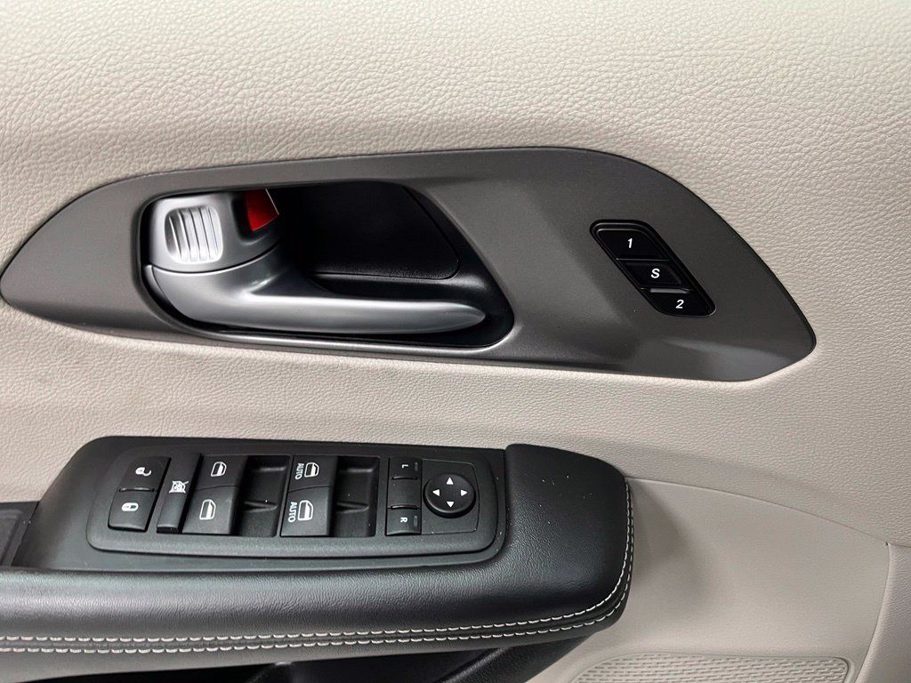 Used 2024 Chrysler Pacifica Touring-L FWD image 24