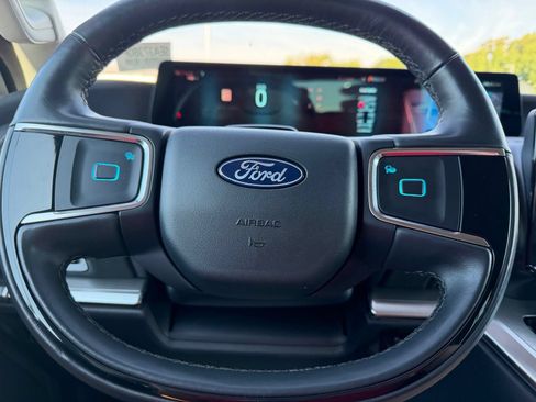 Used 2025 Ford Expedition Platinum w/ Driver's Package AWD/4WD image 20