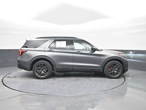 Used 2025 Ford Explorer ST-Line w/ ST-Line Street Pack image 9