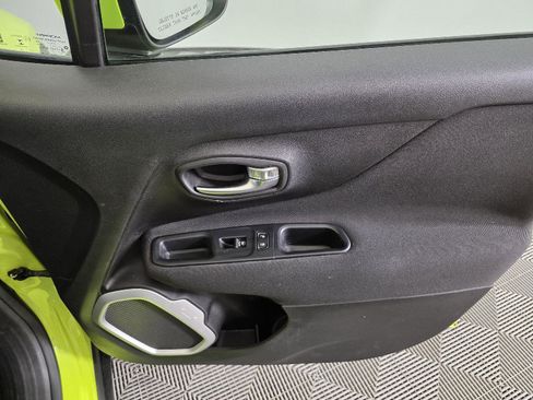 Used 2018 Jeep Renegade Latitude w/ Cold Weather Group image 25