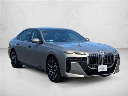 Used 2023 BMW 740i w/ Parking Assistance Package RWD image 3