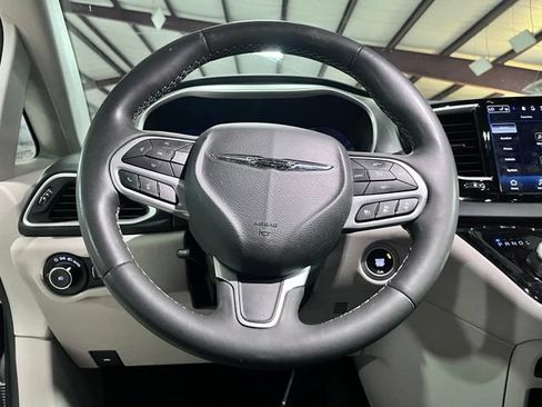 Used 2023 Chrysler Pacifica Touring-L FWD image 23