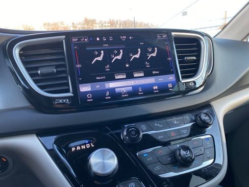 Used 2024 Chrysler Pacifica Touring-L FWD image 33