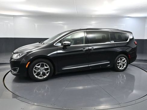 Used 2018 Chrysler Pacifica Limited FWD image 11
