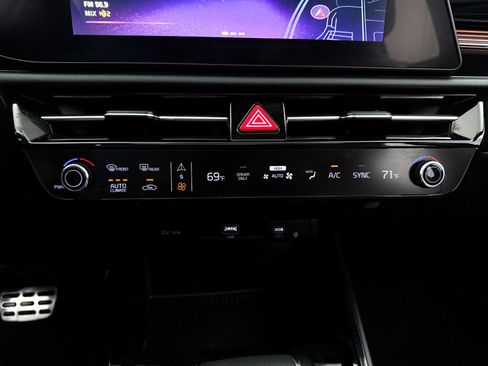 Certified 2025 Kia Niro EX Touring FWD image 26