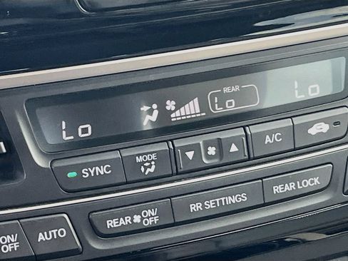 Used 2022 Honda Pilot Touring image 16