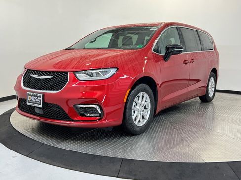 New 2026 Chrysler Pacifica Select image 3