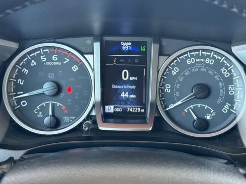 Used 2022 Toyota Tacoma SR5 RWD image 28