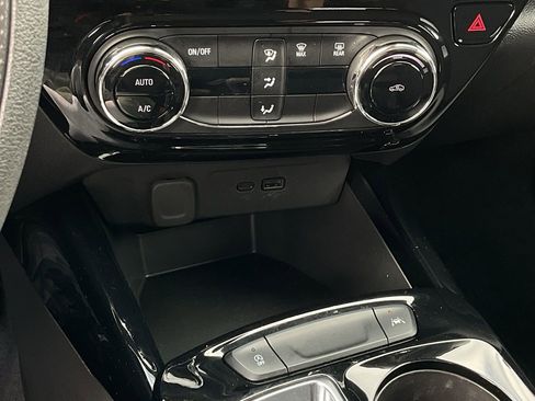 Used 2025 Chevrolet Trax LT image 32