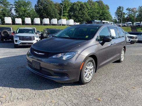 Used 2023 Chrysler Voyager LX FWD image 4