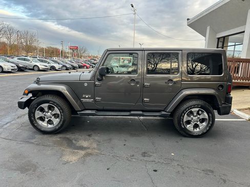 Used 2017 Jeep Wrangler Unlimited Sahara w/ Connectivity Group AWD/4WD image 4