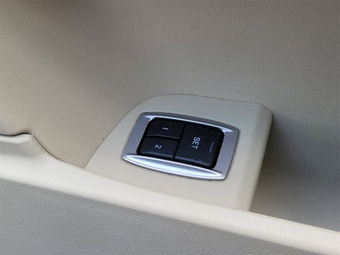 Used 2014 Jaguar XF image 29