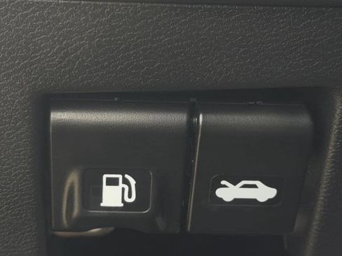 Used 2025 Nissan Versa SV FWD image 23