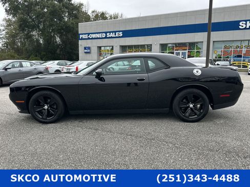 Used 2019 Dodge Challenger SXT image 2