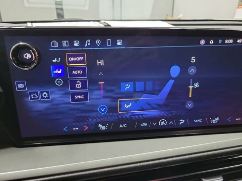 Used 2024 Chevrolet Traverse LT image 42