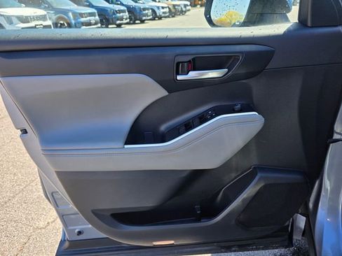Used 2023 Toyota Highlander XLE AWD/4WD image 27
