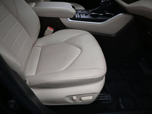 Used 2022 Toyota Highlander XLE FWD image 44