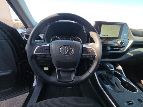 Used 2025 Toyota Highlander LE FWD image 3