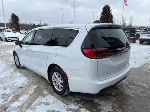 Certified 2024 Chrysler Pacifica Touring-L image 4