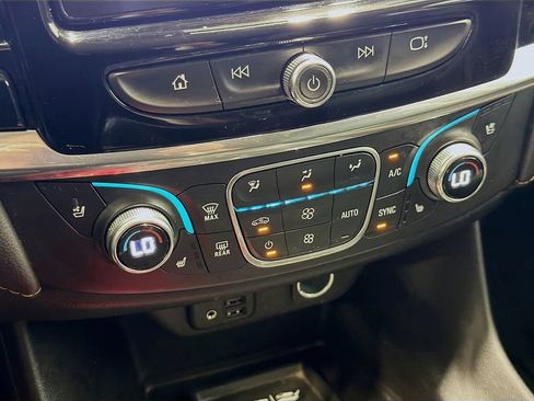 Used 2020 Chevrolet Traverse Premier FWD image 18