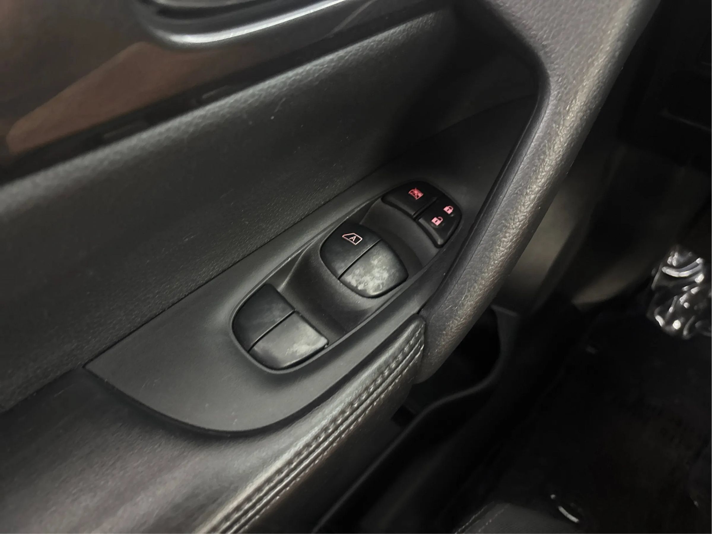 Used 2018 Nissan Rogue SV AWD/4WD image 39