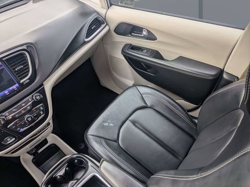 Used 2024 Chrysler Pacifica Touring-L FWD image 42