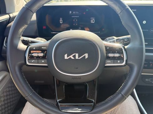 Used 2026 Kia Carnival FWD image 2