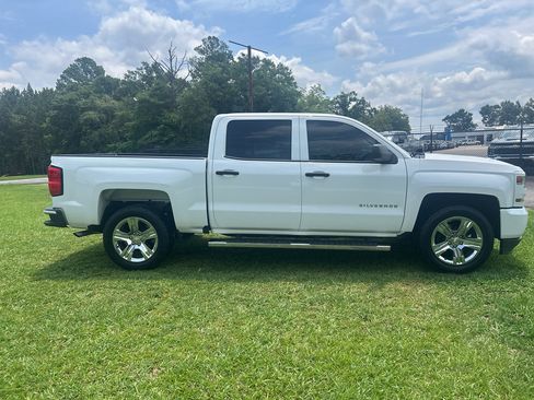 Used 2018 Chevrolet Silverado 1500 Custom w/ Custom Value Package RWD image 9