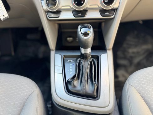 Used 2019 Hyundai Elantra SE image 21