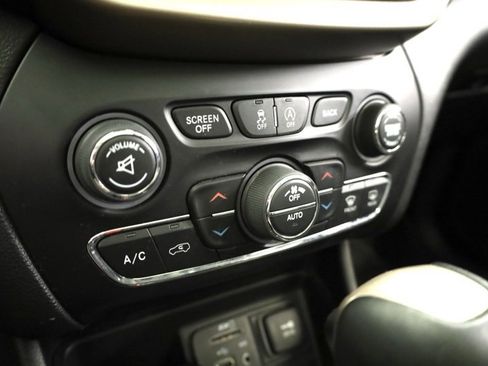 Used 2018 Jeep Cherokee Limited w/ Technology Group image 23