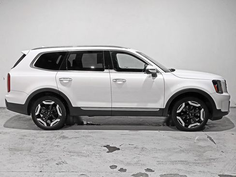 Used 2025 Kia Telluride S FWD image 7