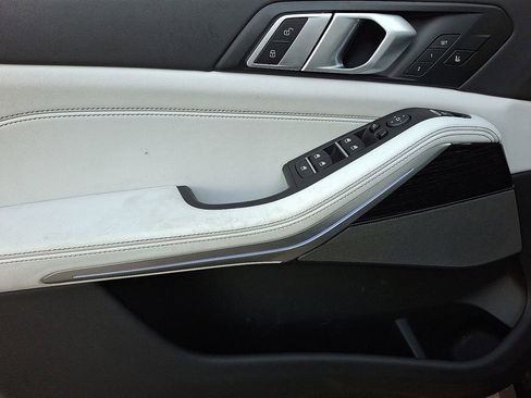 Used 2025 BMW X5 M60i w/ Climate Comfort Package image 8