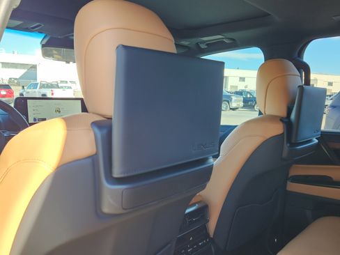 Used 2025 Lexus LX 600 4WD w/ Luxury Package image 16