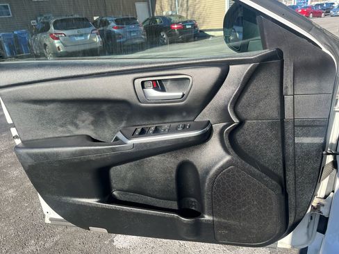 Used 2016 Toyota Camry SE image 15