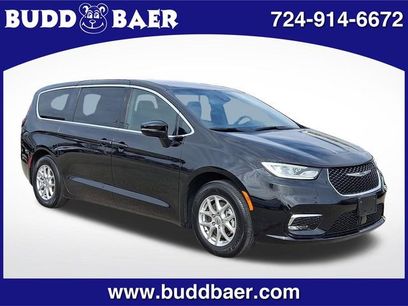 Used 2025 Chrysler Pacifica Select