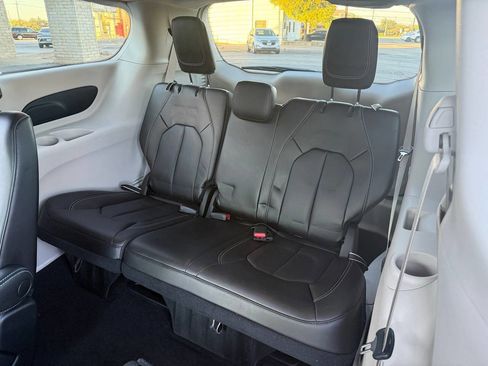 Used 2023 Chrysler Pacifica Touring-L image 30